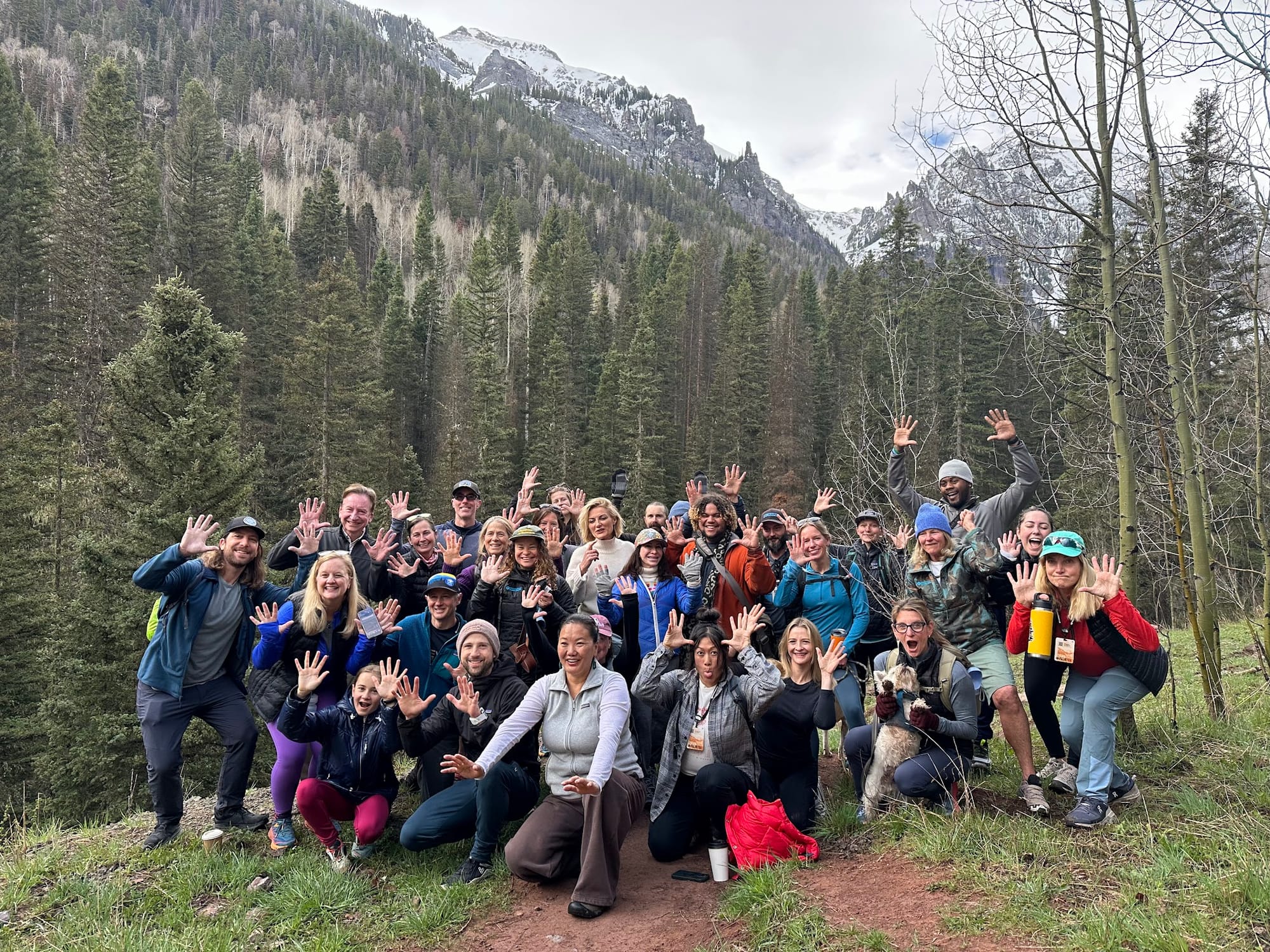 Lhakpa Sherpa e um grupo de espectadores de seu filme "Rainha da Montanha," em uma caminhada no Colorado