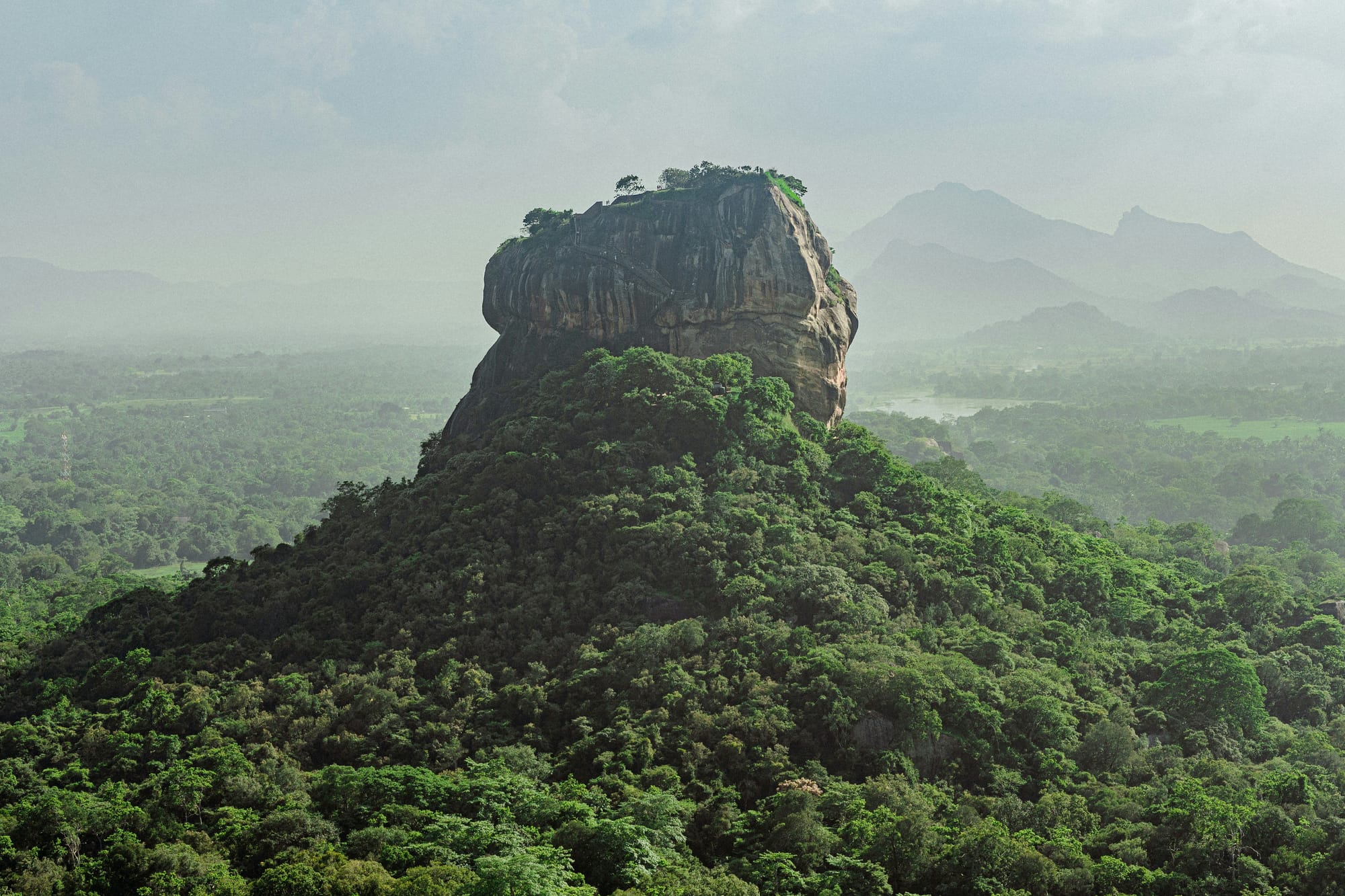 o monte rochoso de Sirigaya ergue-se da densa selva do Sri Lanka