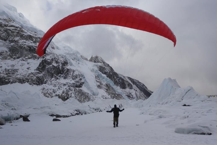 Rodrigo Raineri preparing his paraglider in an alpine environment